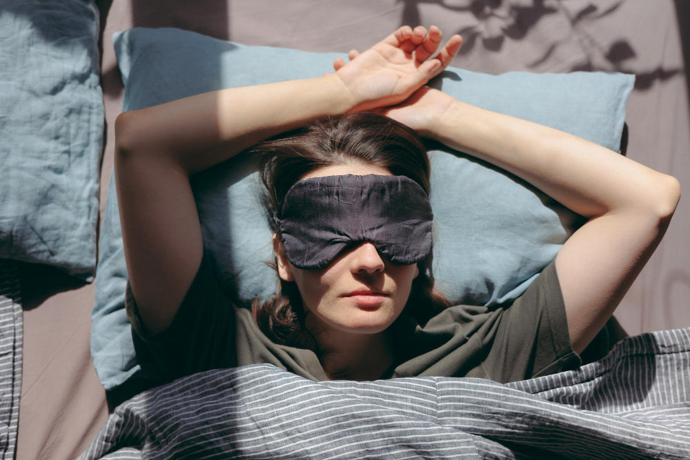 Dormitul cu ochii deschisi: cauze, simptome si solutii eficient