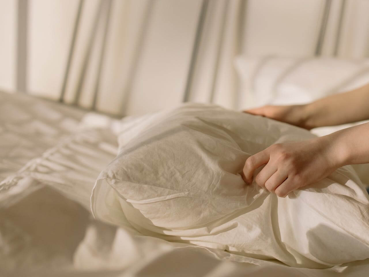 Cum se spală corect fețele de pernă? Ghid complet pentru mătase, bumbac, satin și alte materiale